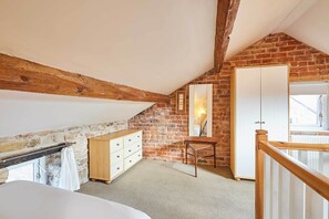 3 Schlafzimmer, Schreibtisch, Bügeleisen/Bügelbrett, WLAN