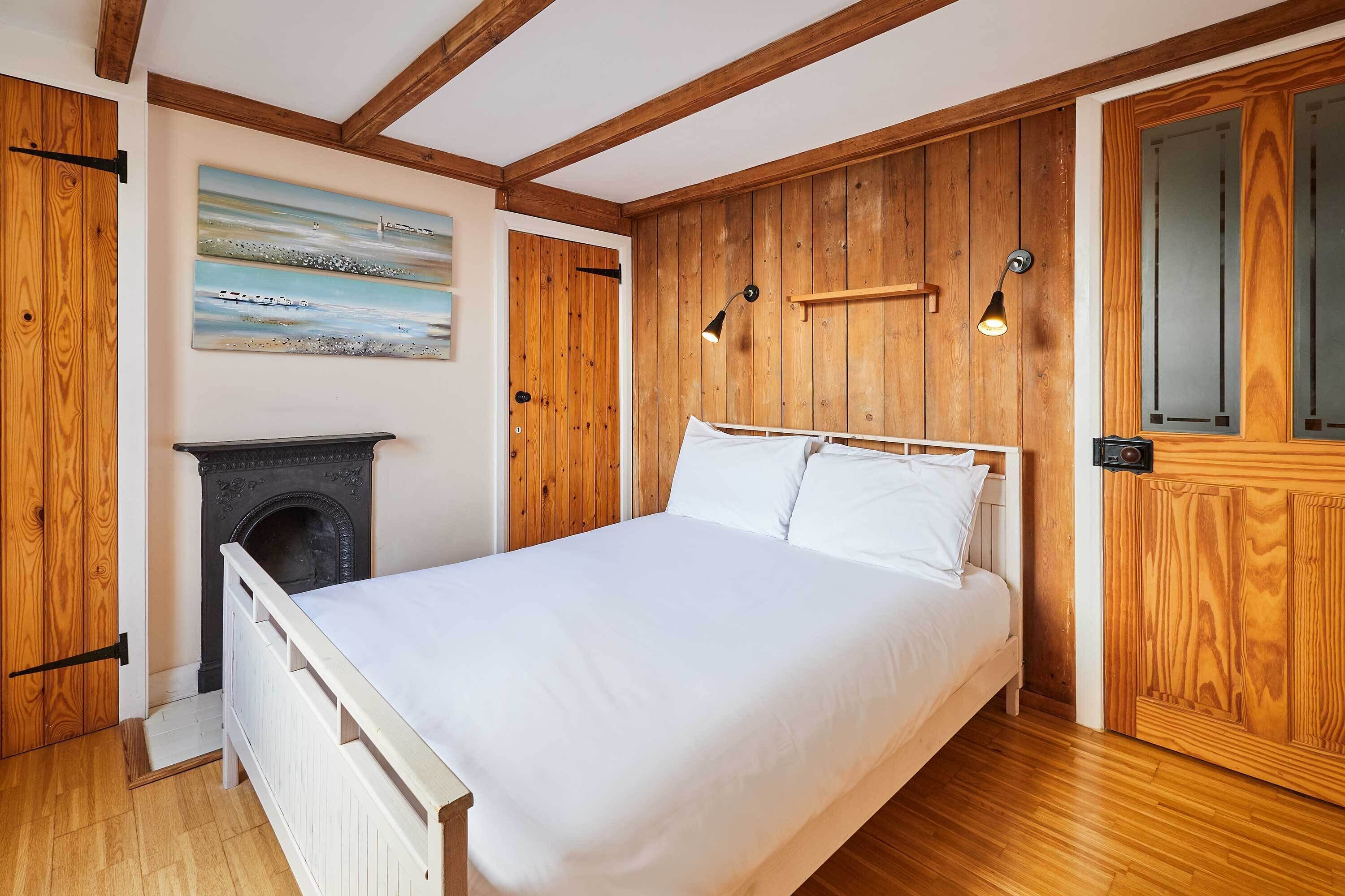 3 bedrooms, desk, iron/ironing board, WiFi