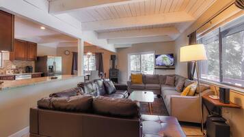 House, Multiple Beds, Hot Tub, Mountain View (Iroquois Ridge) | Living area