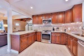 House, Multiple Beds, Hot Tub, Mountain View (Iroquois Ridge) | Private kitchen