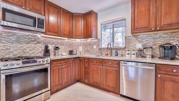 House, Multiple Beds, Hot Tub, Mountain View (Iroquois Ridge) | Private kitchen