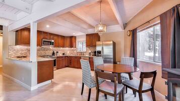 House, Multiple Beds, Hot Tub, Mountain View (Iroquois Ridge) | Dining