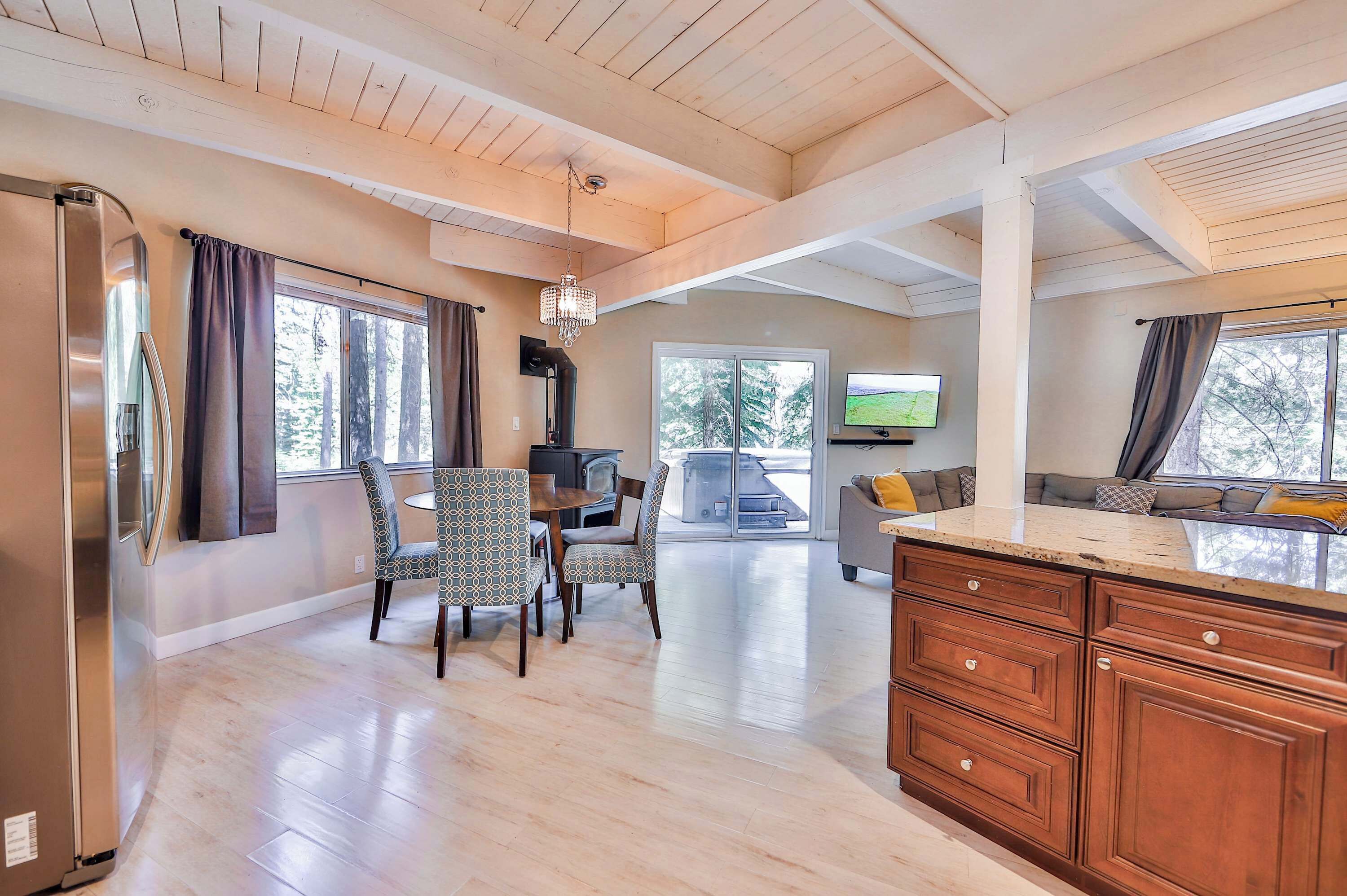 Nhà, nhiều giường, bồn tắm nước nóng, quang cảnh núi (Iroquois Ridge) | Nội thất