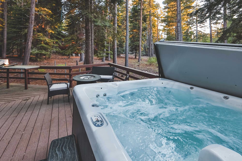 Iroquois Ridge Charming Home for 8 w/ Hot Tub Near Lake Tahoe & Skiing - North Upper Truckee, CA