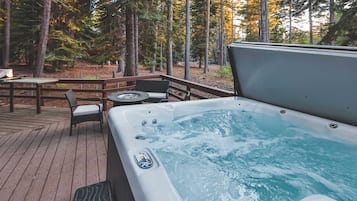 House, Multiple Beds, Hot Tub, Mountain View (Iroquois Ridge) | Outdoor spa tub