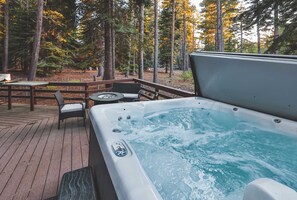 Rumah, Beberapa Tempat Tidur, hot tub, pemandangan gunung (Iroquois Ridge) | Bathtub spa outdoor