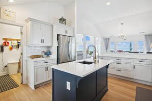 Kjøleskap, mikrobølgeovn, ovn og oppvaskmaskin