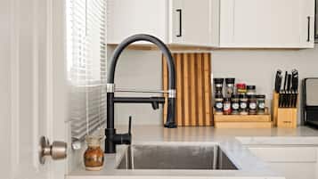 Een koelkast, een magnetron, een oven, een kookplaat