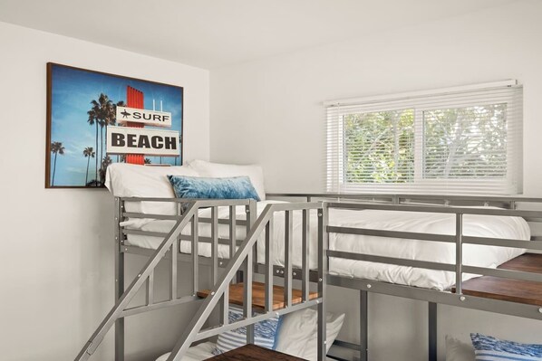 3 habitaciones, tabla de planchar con plancha, cuna de viaje y wifi 