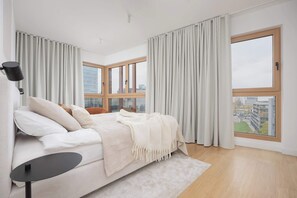 4 Schlafzimmer, Schreibtisch, Bügeleisen/Bügelbrett, Reisekinderbett