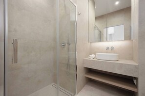 Dusche, Haartrockner, Handtücher, Shampoo