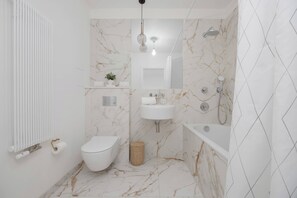 Een douche, een haardroger, handdoeken, shampoo