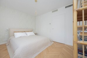 1 habitación, escritorio, tabla de planchar con plancha y cuna de viaje 