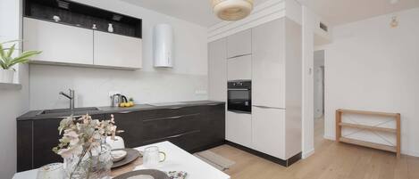 Kühlschrank, Ofen, Herdplatte, Geschirrspüler