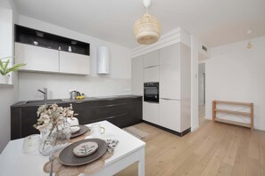 Fridge, oven, stovetop, dishwasher
