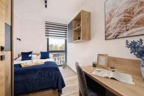 2 Schlafzimmer, Schreibtisch, Bügeleisen/Bügelbrett, Reisekinderbett