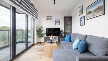 Una televisión, una oficina