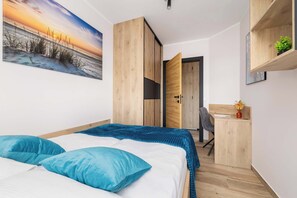 2 habitaciones, escritorio y tabla de planchar con plancha 