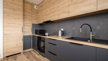 Een koelkast, een magnetron, een oven, een kookplaat