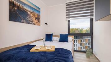 2 slaapkamers, een bureau, een strijkplank/strijkijzer, reisbedje