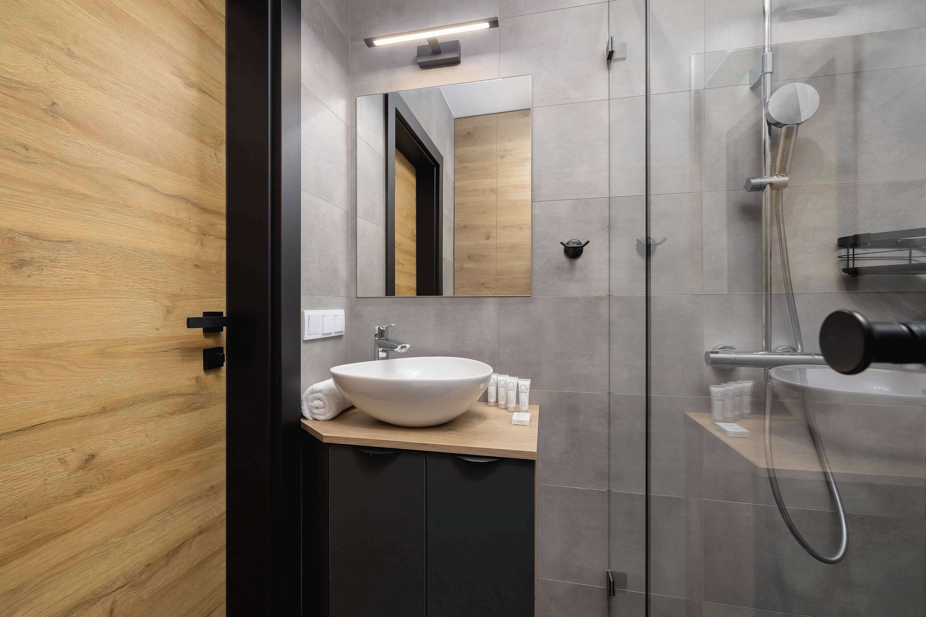 Shower, hair dryer, towels, shampoo