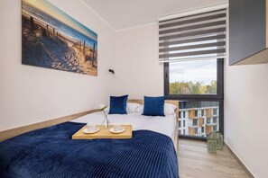 2 habitaciones, escritorio y tabla de planchar con plancha 