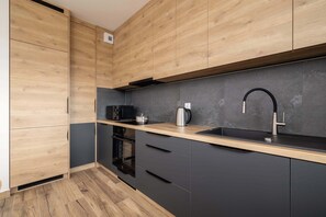 Fridge, microwave, oven, stovetop - Medyków 34 Katowice | Comfortable Apartment | Parking & Balcony | Ideal for Families | 2 Bedrooms (Katowice)