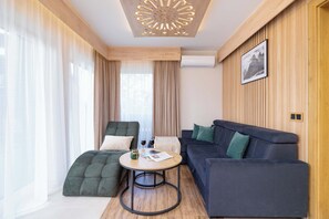 TV, offices - Spacious Apartment in Zakopane | Terrace with a View, Sauna, Parking (Zakopane)