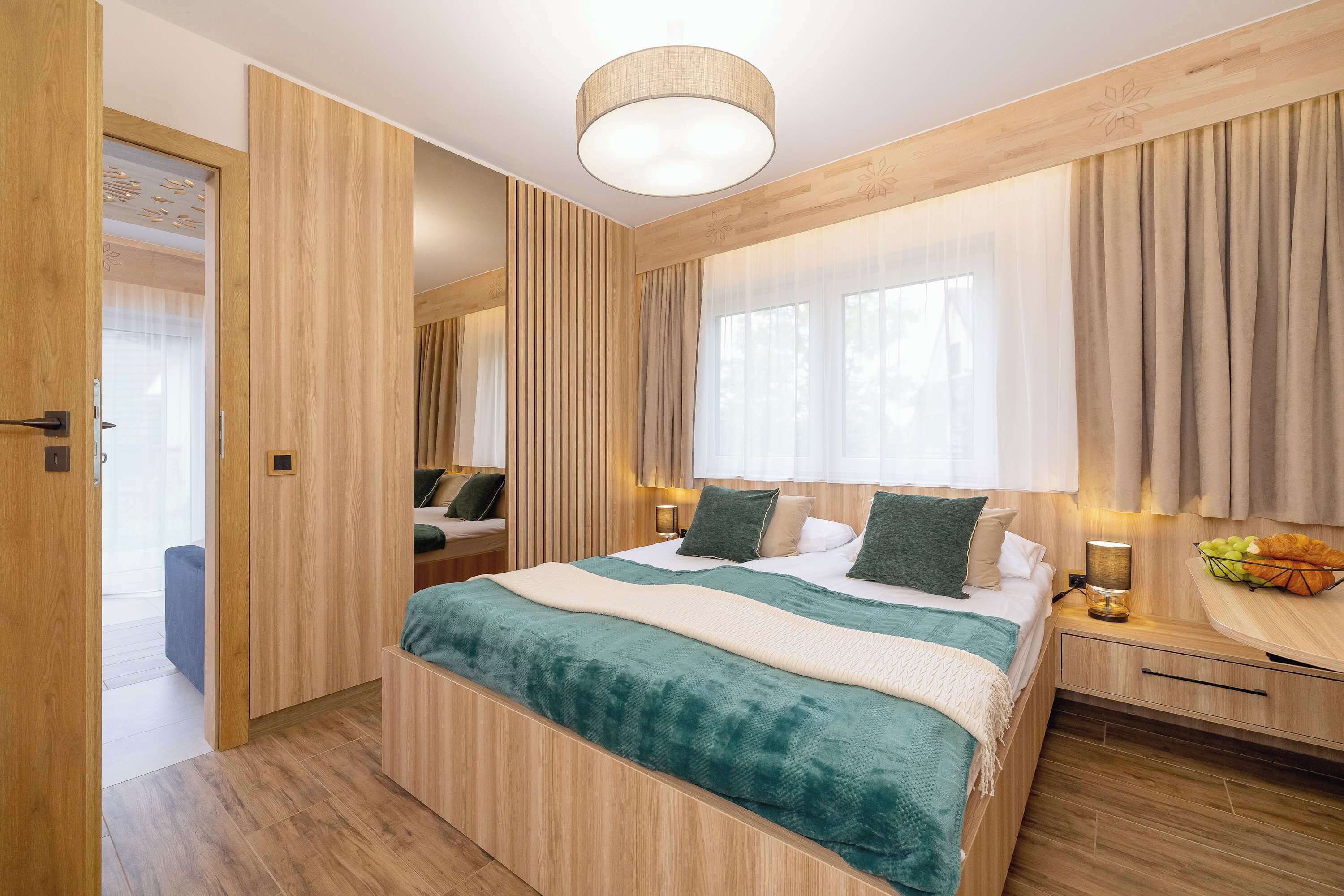 2 quartos, escrivaninha, ferros/tábuas de passar roupa, berço de viagem