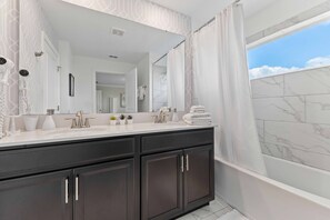 Douche, séchoir à cheveux, serviettes fournies, shampooing