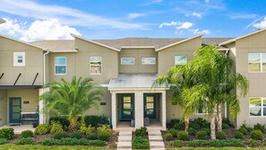 Exterior - Townhome with pool- Steps from Resort Waterpark! (Davenport)
