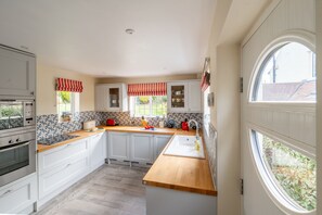 Mikroaaltouuni, astianpesukone, syöttötuoli