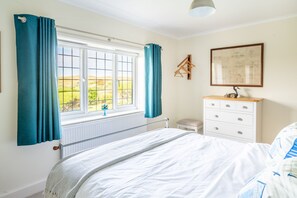 3 bedrooms, iron/ironing board, free WiFi, bed sheets - Greentiles, Sheringham, Norfolk (Sheringham)