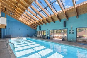 Innendørsbasseng og et oppvarmet basseng