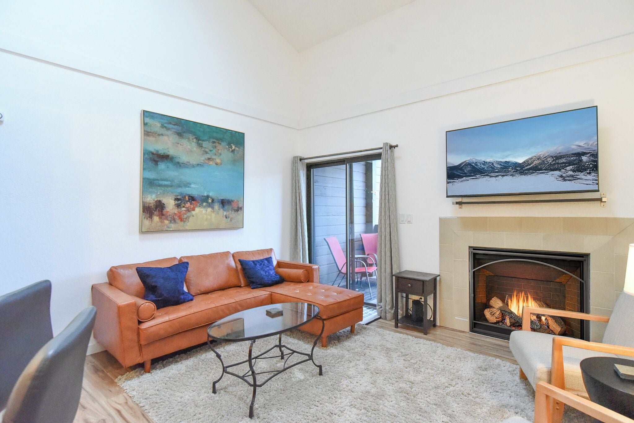 Una Smart TV, una chimenea