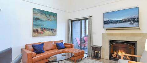 Smart TV, fireplace