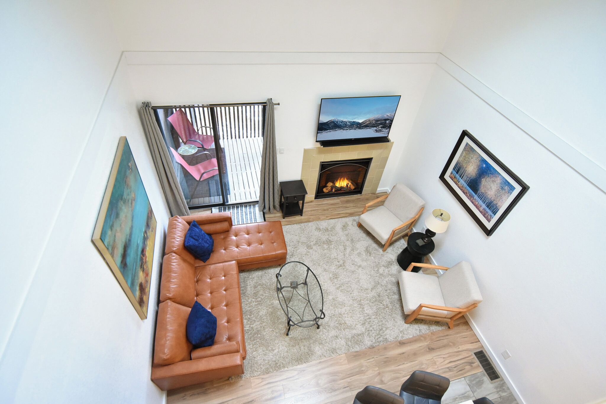 Smart TV y chimenea 