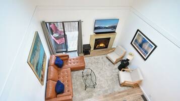 Smart TV y chimenea