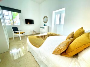 2 Schlafzimmer, Zimmersafe, Schreibtisch, Bügeleisen/Bügelbrett