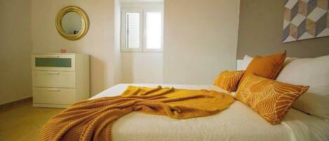 2 間睡房、房內夾萬、書桌、熨斗/熨衫板