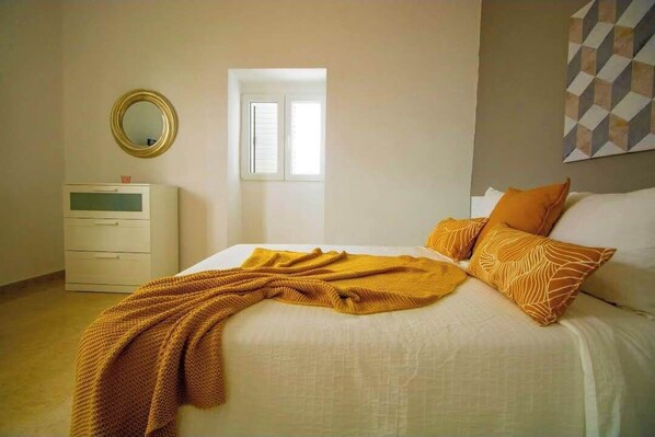 2 Schlafzimmer, Zimmersafe, Schreibtisch, Bügeleisen/Bügelbrett