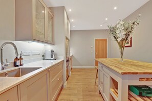 ثلاجة، ميكروويف، فرن، غسالة أطباق