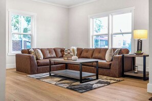 Fernseher, Kamin, Videospiele, Arbeitsbereiche