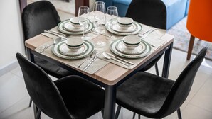 A dining table set with plates, glasses, and cutlery. - Stayshort - Business Bay for 4 People With a Fabulous Pool (Dubai)