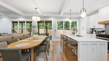 House, 5 Bedrooms | Dining