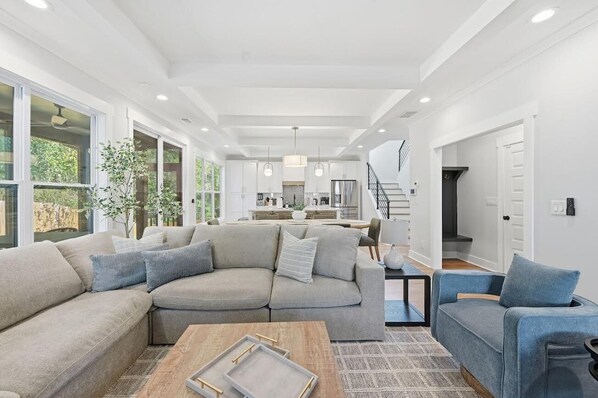 House, 5 Bedrooms | Living area | Smart TV, streaming services