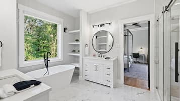 House, 5 Bedrooms | Bathroom | Towels, shampoo