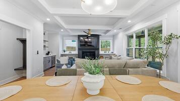 Nhà, 5 phòng ngủ | Khu phòng khách | Smart TV, dịch vụ stream