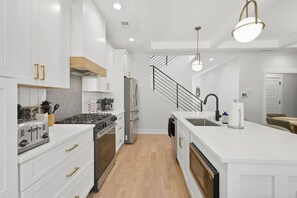 Nhà, 5 phòng ngủ | Bếp riêng | Tủ lạnh, lò nướng, dụng cụ pha cà phê/trà, lò nướng bánh mì 