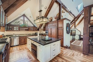 منزل - ٦ غرف نوم | مطبخ خاص | ثلاجة، فرن، ماكينة لصنع القهوة/الشاي، محمصة خبز